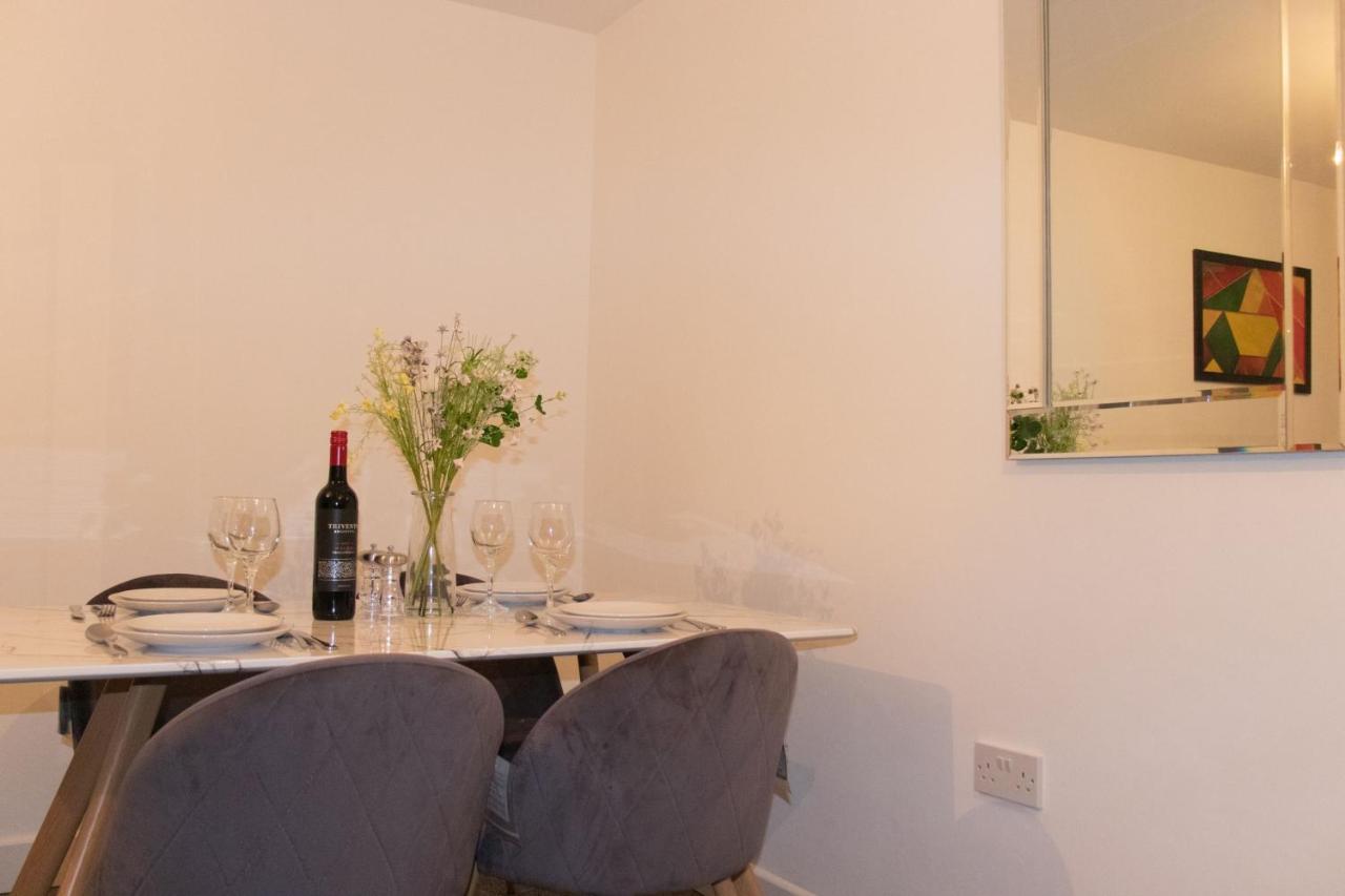 Livestay-Modern Apartment Minutes Away From Heathrow Slough Buitenkant foto